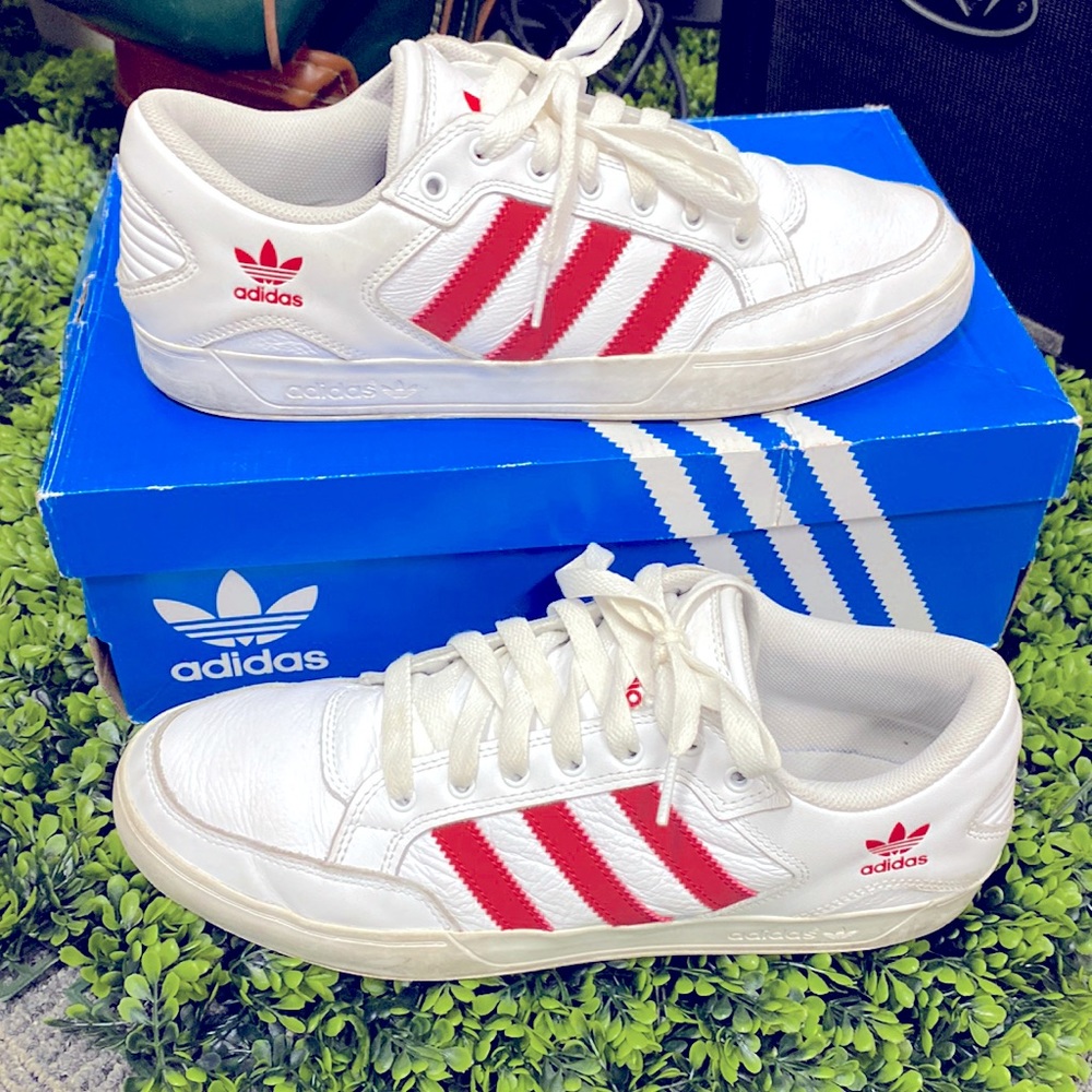 Men’s hard court low white leather/great condition, a lil dirty but easy 2 clean